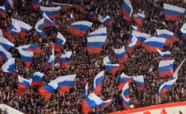 Tifozët serbë me flamuj rusë në stadium, Mujanoviq: Pasqyrë e një realiteti që BE dhe SHBA zgjedhin të mos e shohin