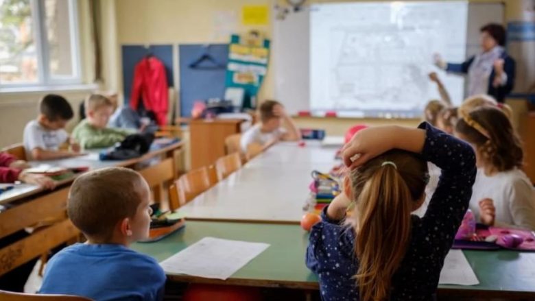 Anglisht në vend të shqipes, mësuesit shqiptarë të shqetësuar – të rinjtë flasin më mirë të huajën se gjuhën amtare