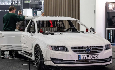 Suedezi krijon modelin Volvo V70 me tulla Lego