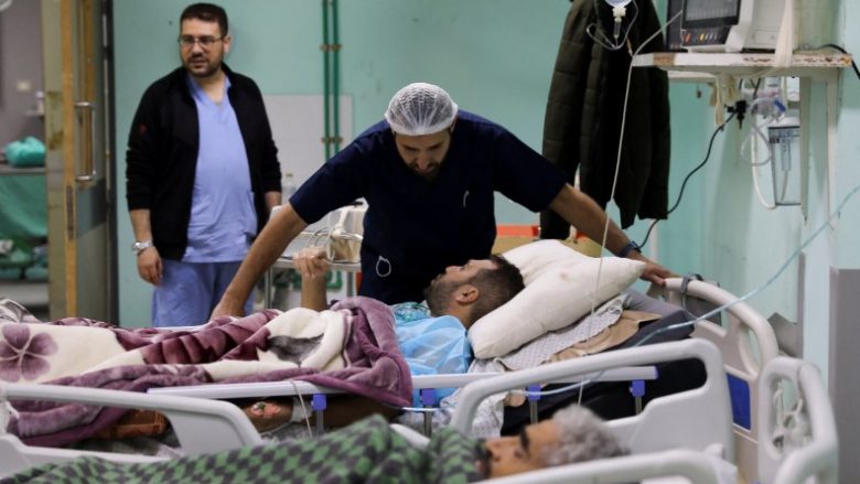 Mjekët para vendimeve të vështira në Gaza – pacientët që kanë pak gjasa të mbijetojnë, lejohen të vdesin
