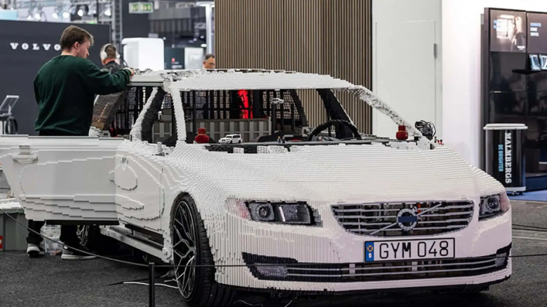 Suedezi krijon modelin Volvo V70 me tulla Lego