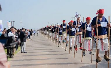 Anëtarët e komunitetit Karbi të Indisë thyejnë rekord botëror për ecjen më të gjatë me shkopinj druri