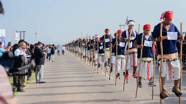 Anëtarët e komunitetit Karbi të Indisë thyejnë rekord botëror për ecjen më të gjatë me shkopinj druri