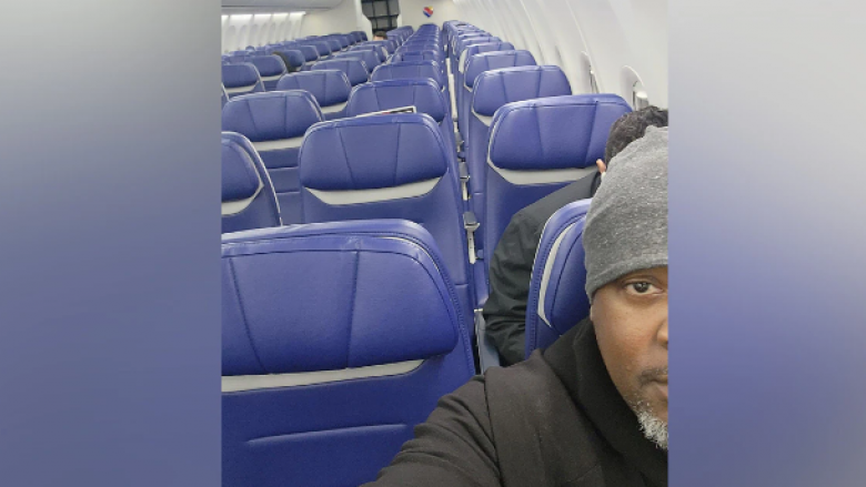 Pasagjeri i nevrikosur në SHBA ngjall debate në rrjete sociale – aeroplani pothuajse i zbrazët, por pasagjeri tjetër ka vendosur të ulet në ulësen pas tij