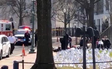 Një burrë i vë flakën vetes jashtë ambasadës izraelite në Uashington – me lëndime të rrezikshme për jetën përfundon në spital