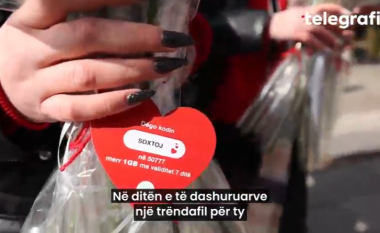 Ipko ka shpërndarë sot në qytetin e Prishtinës trëndafila të kuq për shumë çifte