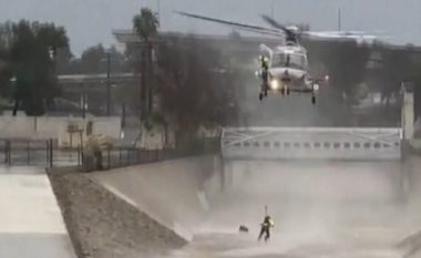 Shkoi pas qenit, burri futi veten në telashe – momenti kur u shpëtua me helikopter nga ujërat “e trazuara” në një lumë të Los Anxhelosit
