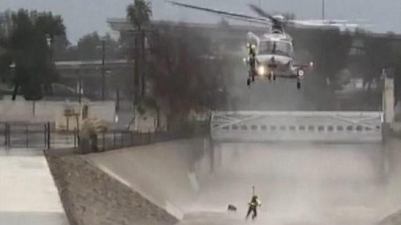 Shkoi pas qenit, burri futi veten në telashe – momenti kur u shpëtua me helikopter nga ujërat “e trazuara” në një lumë të Los Anxhelosit