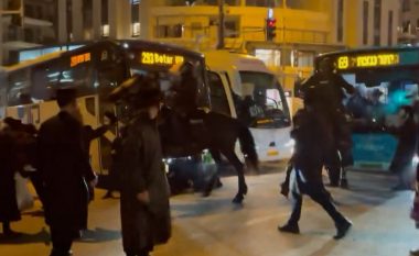 Protestuesit ultra-ortodoksë përleshen me policinë në Jerusalem