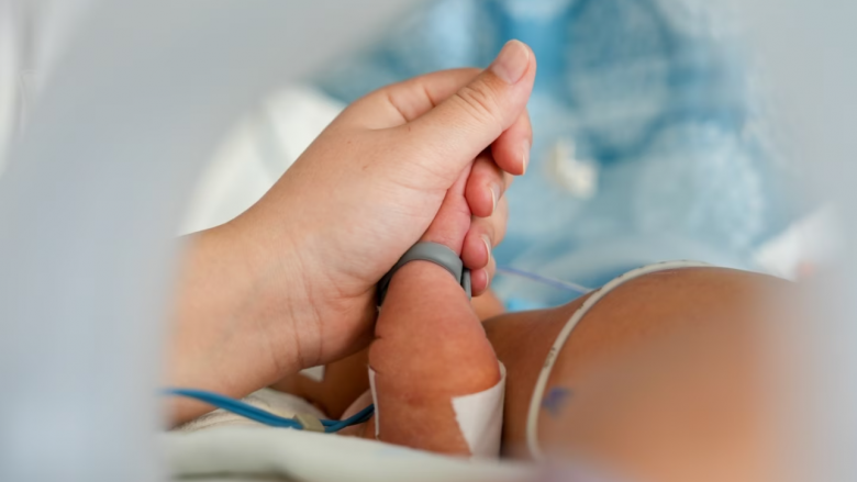 “Kam frikë nga dhimbjet e lindjes”, gjysma e lindjeve në QKUK në 2023 janë realizuar me “prerje cezariane”