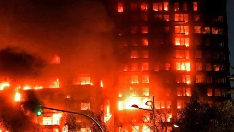 Të paktën katër të vdekur dhe 19 të zhdukur pas djegies së një ndërtese në Spanjë