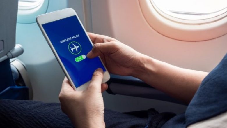Pse duhet t’i ndalni telefonat apo të aktivizoni ‘airplane mode’ në aeroplan
