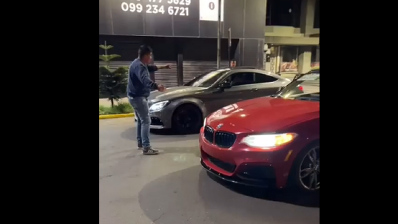 Gara midis një BMW dhe një Mercedes përfundon me aksident