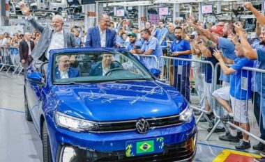 Presidenti brazilian viziton fabrikën e gjigantit gjerman, Volkswagen me veturë speciale në nderim të tij