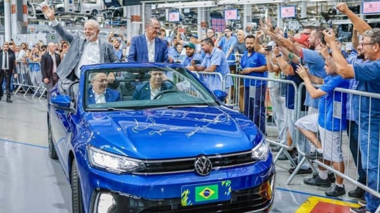Presidenti brazilian viziton fabrikën e gjigantit gjerman, Volkswagen me veturë speciale në nderim të tij