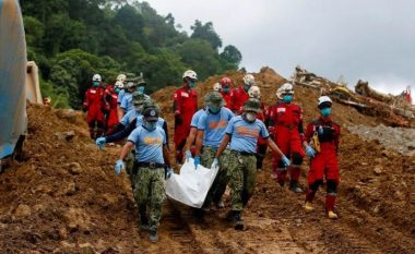 Rrëshqitja e dheut varrosi autobusë dhe shtëpi, 11 persona të vdekur: Kaos në Filipine, mbi 100 persona të zhdukur