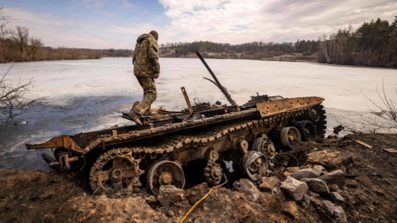 Rusia do të dërgojë tanke të vjetra në fushën e betejës me Ukrainën