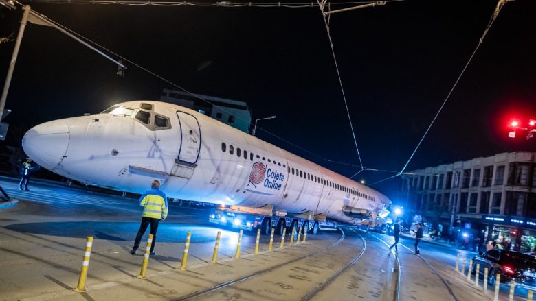 Autoritetet ndaluan trafikun dhe hoqën semaforët – rumuni tregon se çfarë do të bëjë me aeroplanin të cilin e dërgoi në fshatin e tij