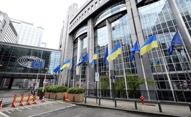 Parlamenti Evropian miraton paketën 50 miliardë euroshe për Ukrainën - shumica e parave nuk janë ndihma