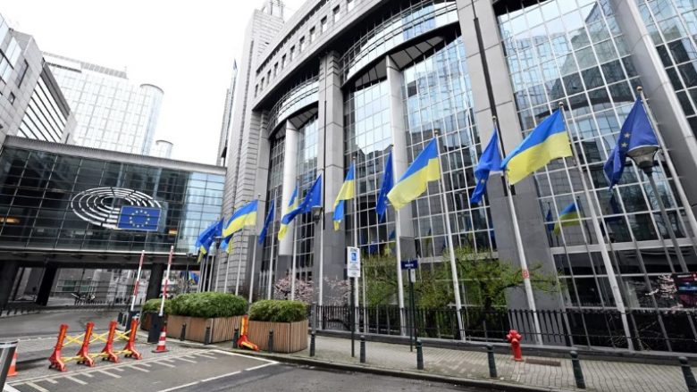 Parlamenti Evropian miraton paketën 50 miliardë euroshe për Ukrainën – shumica e parave nuk janë ndihma