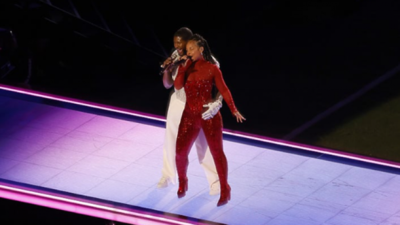 “Imagjinoni që dikush të përqafon gruan tuaj kështu”, Usher kritikohet për afrimitetin me Alicia Keys në Super Bowl