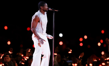 Pse Usher mbante doreza gjatë performancës së tij në Super Bowl? Fansat kanë një teori