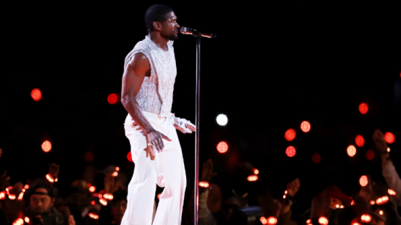 Pse Usher mbante doreza gjatë performancës së tij në Super Bowl? Fansat kanë një teori