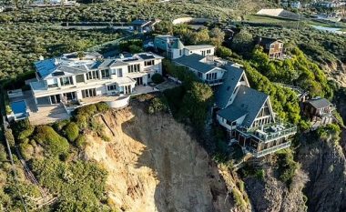 Të jetosh ‘buzë greminës’! Pamje që tregojnë tri shtëpi milionerësh ‘të varura’ pas rrëshqitjes së madhe të dheut në Kaliforni