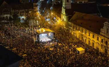 “Fico, shko në Rusi”, protesta masive kundër kryeministrit pro-rus në Sllovaki