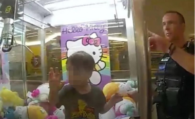 Djali 3 vjeçar bllokohet brenda një makinerie lojërash, policia detyrohet ta thyejë xhamin për ta nxjerrë