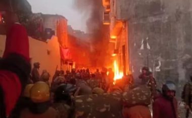 Autoritetet indiane shkatërruan një xhami – katër persona humbën jetën shkaku i përleshjeve