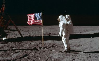 Histori e pabesueshme mbi gjysmëshekullore - si përfundoi në Hënë një foto e një familje amerikane