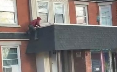Një burrë shpëtoi dyvjeçarin që e pa në ballkonin e një shtëpie në Rhode Island, SHBA – dhe rrezikonte të binte nga aty
