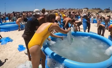 Plazhi australian shënon rekord të ri botëror për numrin më të madh të personave që kryejnë banjë akulli në të njëjtën kohë