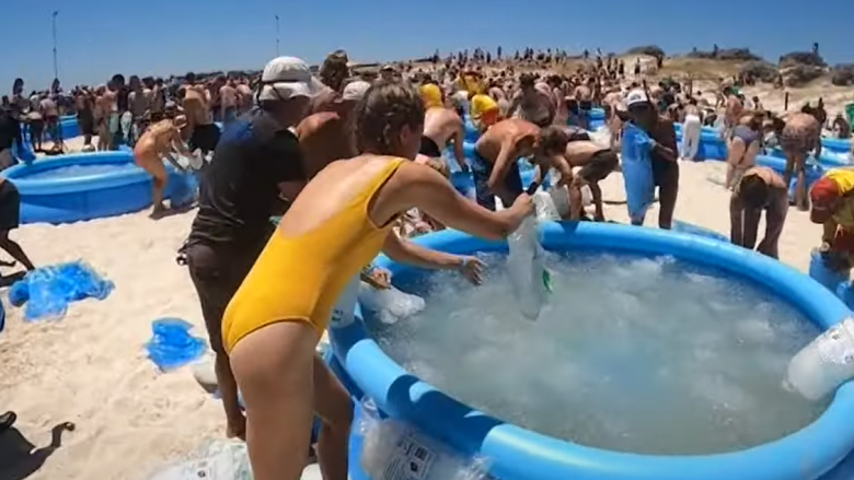 Plazhi australian shënon rekord të ri botëror për numrin më të madh të personave që kryejnë banjë akulli në të njëjtën kohë
