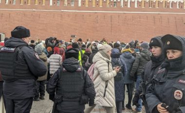 Putini nuk dëshiron që e vërteta të dalë në shesh – arreston gazetarët e huaj që raportonin për protestën e grave të ushtarëve që po luftojnë në Ukrainë