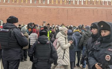 Putini nuk dëshiron që e vërteta të dalë në shesh - arreston gazetarët e huaj që raportonin për protestën e grave të ushtarëve që po luftojnë në Ukrainë