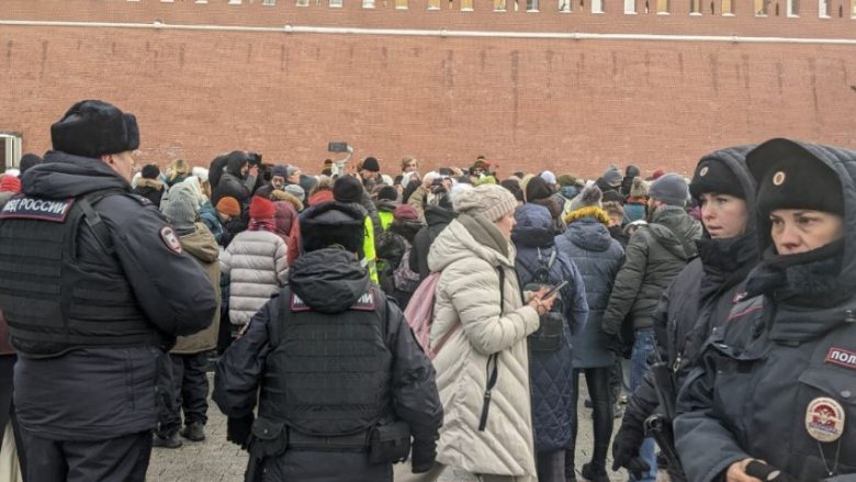 Putini nuk dëshiron që e vërteta të dalë në shesh – arreston gazetarët e huaj që raportonin për protestën e grave të ushtarëve që po luftojnë në Ukrainë