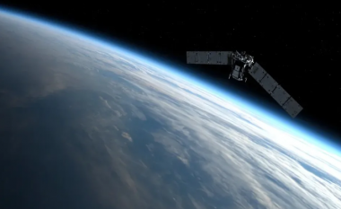 Anija kozmike e NASA-s shmang përplasjen me satelitin e humbur rus