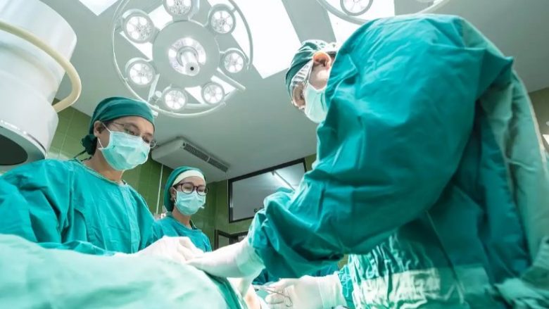 Bateria i ngec në uretra, australiani humb organin gjenital