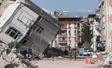 Një vit pas tërmetit shkatërrues – mbijetesa në qytete fantazmë të Turqisë