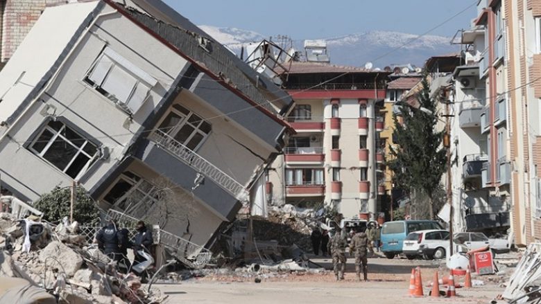Një vit pas tërmetit shkatërrues – mbijetesa në qytete fantazmë të Turqisë