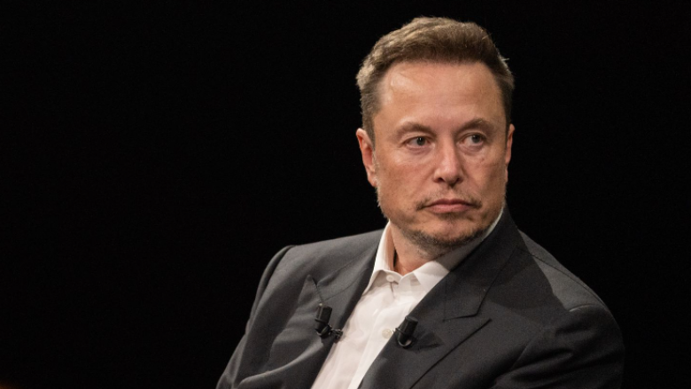 Elon Musk dikur gjumin e kishte bërë në fabrikat e Tesla-s, ja pse
