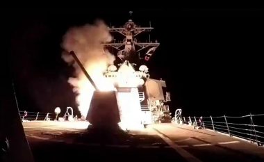 Komanda Qendrore e SHBA-së ndan pamjet e sulmeve nga anijet në Detin e Kuq – drejt objektivave Houthi në Jemen