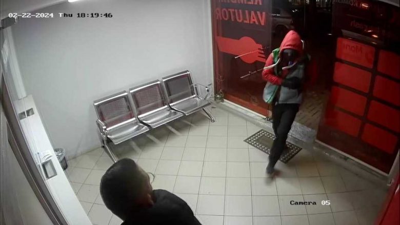 Policia publikon foton e grabitësit të këmbimit valutor: 5,000 euro për çdo informacion