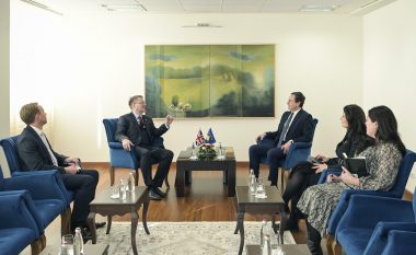 25 vjetori i ndërhyrjes së NATO-s, Kurti dhe Abbott theksojnë rëndësinë e Mbretërisë së Bashkuar në ndërprerjen e gjenocidit në Kosovë