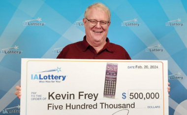 Fituesi i lotarisë nga emocionet harron çmimin në një dyqan amerikan