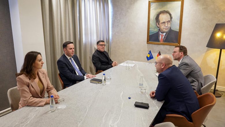 Abdixhiku pret në takim Sarrazinin, e falënderon për mbështetjen që Gjermania i dha Kosovës për liberalizimin e vizave
