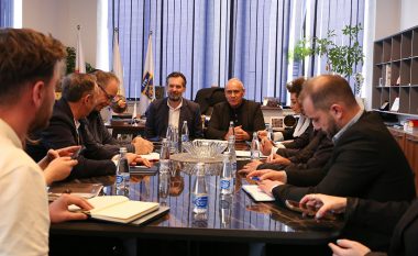 Mbahet takimi i Grupit Koordinues për planin 5-vjeçar të infrastrukturës së futbollit në praninë e ministrit Çeku dhe presidentit Ademi