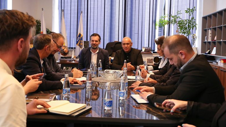 Mbahet takimi i Grupit Koordinues për planin 5-vjeçar të infrastrukturës së futbollit në praninë e ministrit Çeku dhe presidentit Ademi